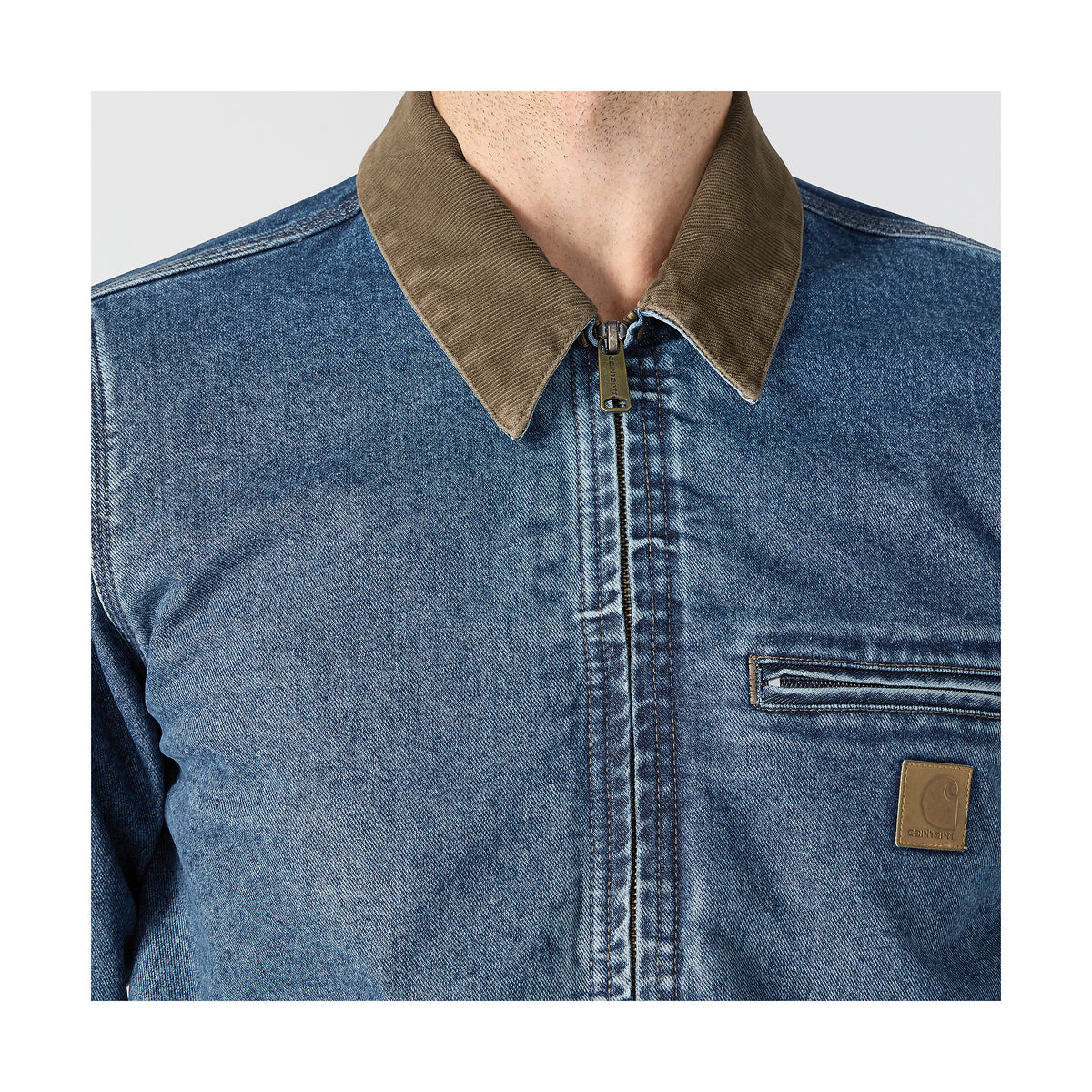 Denim Detroit takissa on samettikaulus.