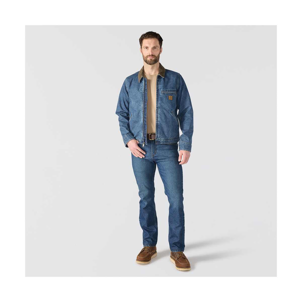 Miesmallin päällä on Carhartt Denim Detroit Jacket farkkutakki.