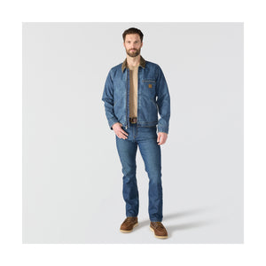 Miesmallin päällä on Carhartt Denim Detroit Jacket farkkutakki.