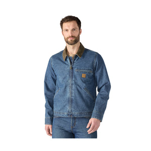Carhartt Denim Detroit farkkutakki miesmallin päällä.