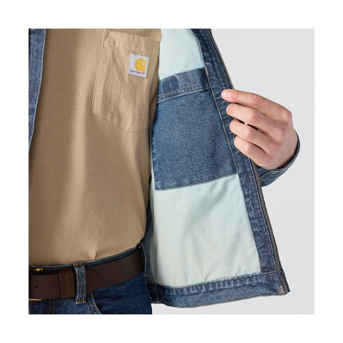Lähikuva Carhartt Denim Detroit takin povitaskusta.