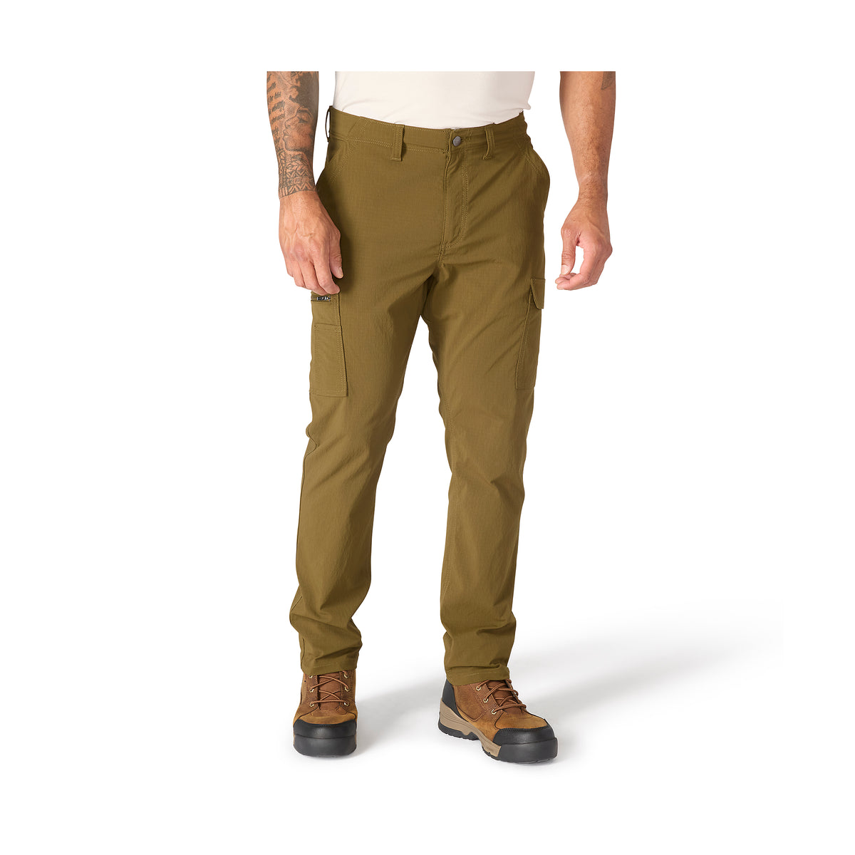 Carharttin Force Ripstop -housut miesmallin päällä edestä päin kuvattuna.