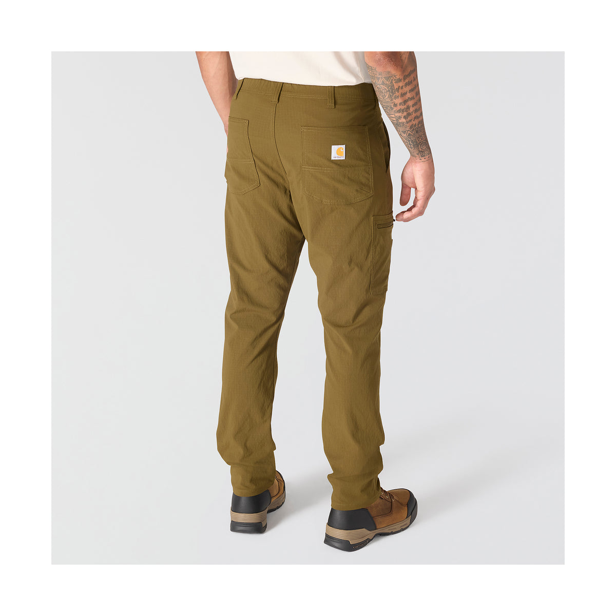Carharttin Force Ripstop miesten housut mallin päällä takaapäin kuvattuna.