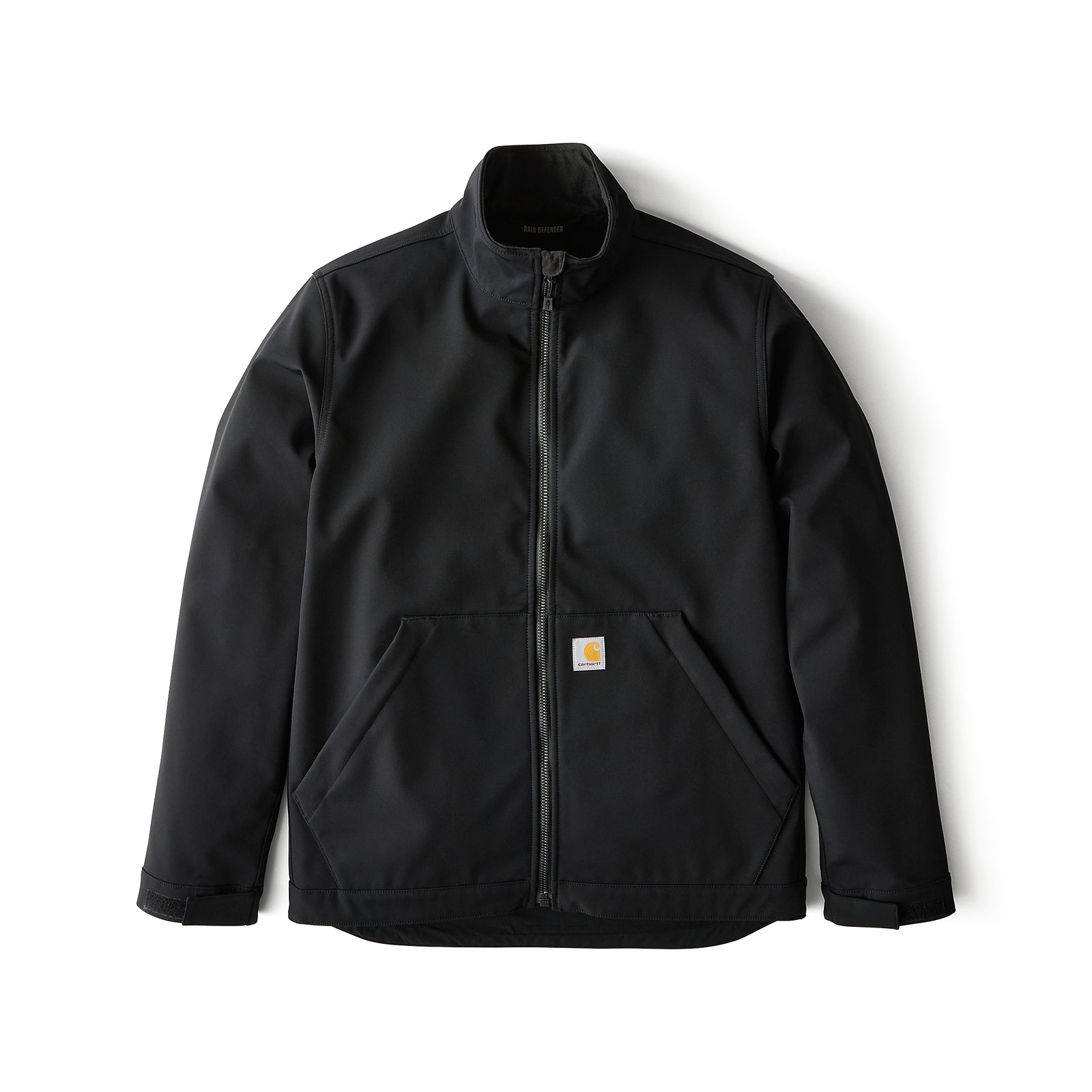 Musta Carharttin miesten softshelltakki, jossa täyspitkä vetoketju ja isot etutaskut.