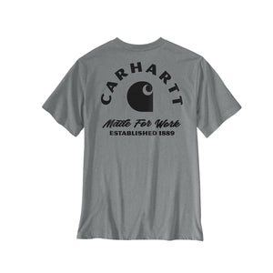 T-paidan selässä on näyttävä Carharttin logopainatus.
