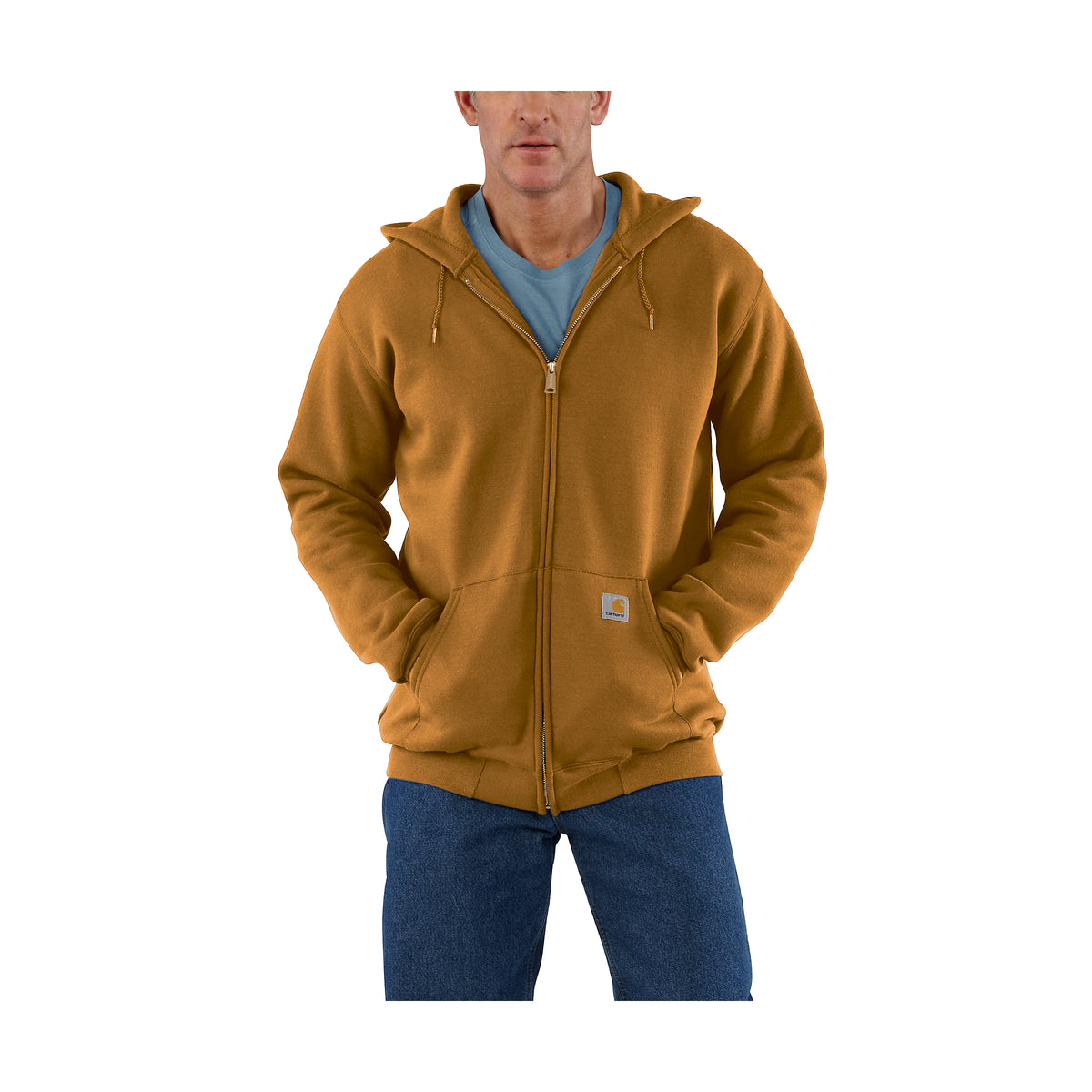 Carhartt K122 vetoketjullinen huppari ruskean värisenä miesmallin päällä.