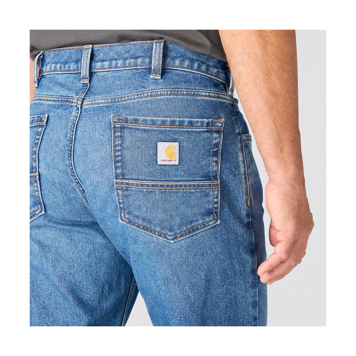 Carhartt Loose Straight Fit farkuissa on useita taskuja