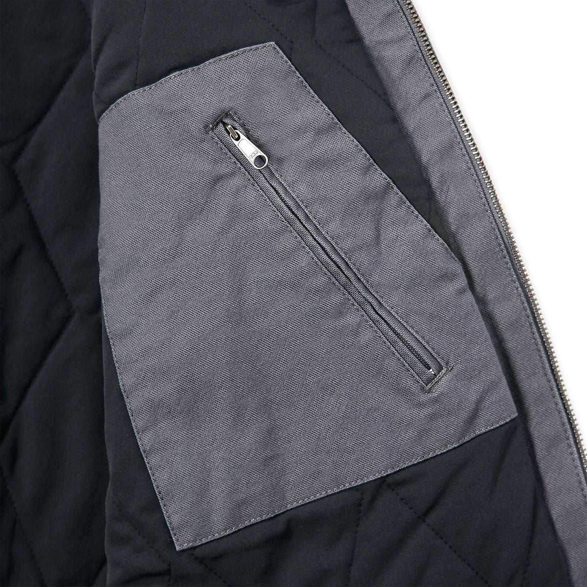 Lähikuva Carhartt Montana liivin povitaskusta, jossa on vetoketju.