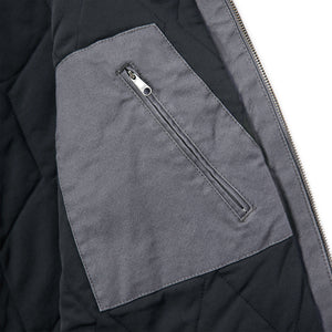 Lähikuva Carhartt Montana liivin povitaskusta, jossa on vetoketju.