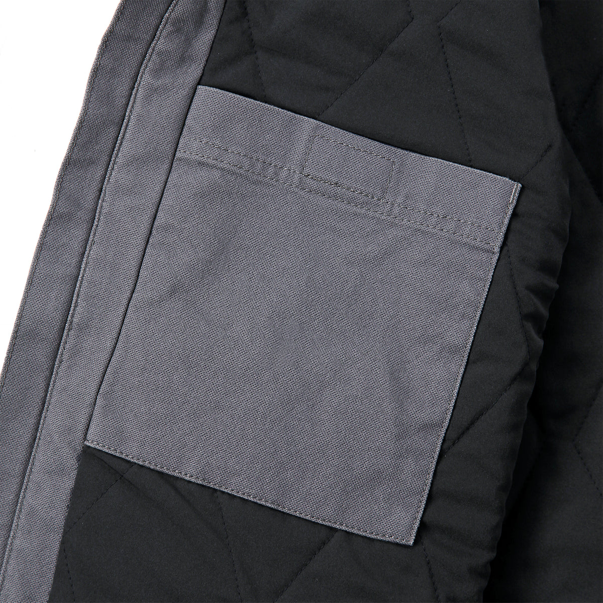 Carhartt Montana canvasliivissä on myös tarrakiinnityksellä oleva povitasku.