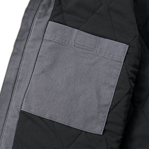 Carhartt Montana canvasliivissä on myös tarrakiinnityksellä oleva povitasku.