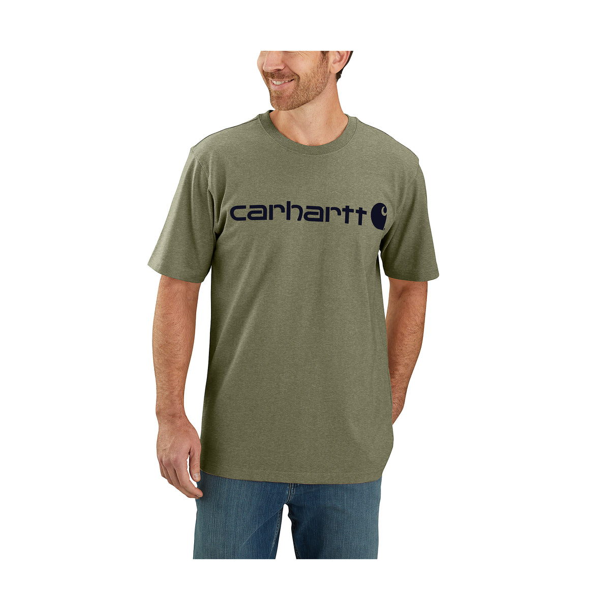 Carhartt Signature Logo t-paita värissä oliivi miesmallin päällä edestä päin kuvattuna.