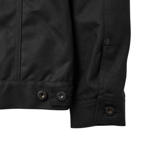 Filson Tin Cloth Short Lined Cruiser miesten takki, musta, hihasta kuvattuna ja napeista.
