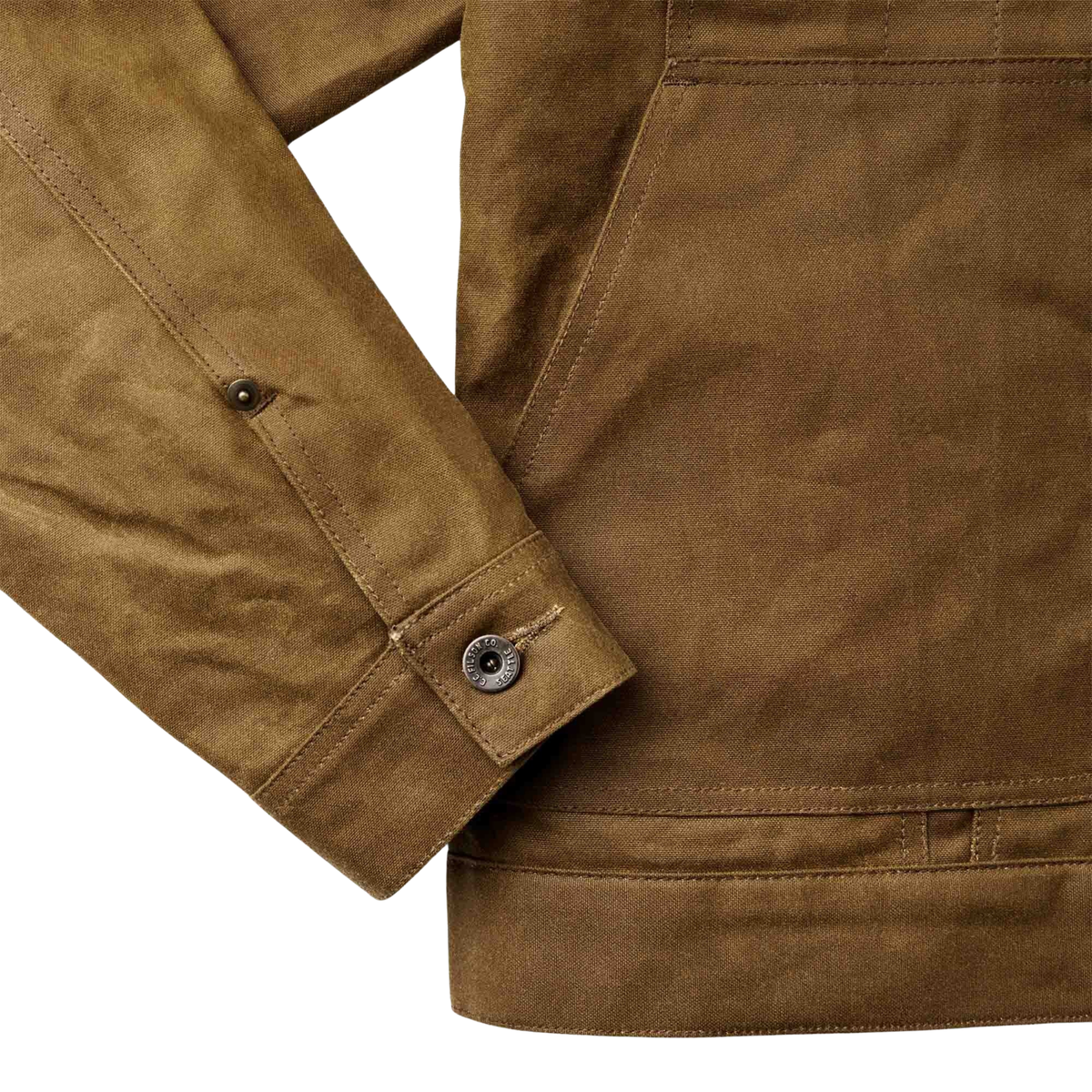 Filson Tin Cloth Short Lined Cruiser miesten takki, ruskea, helma ja hihasta kuvattuna.