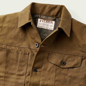 Filson Tin Cloth Short Lined Cruiser miesten takki, ruskea, Kauluksesta kuvattuna.