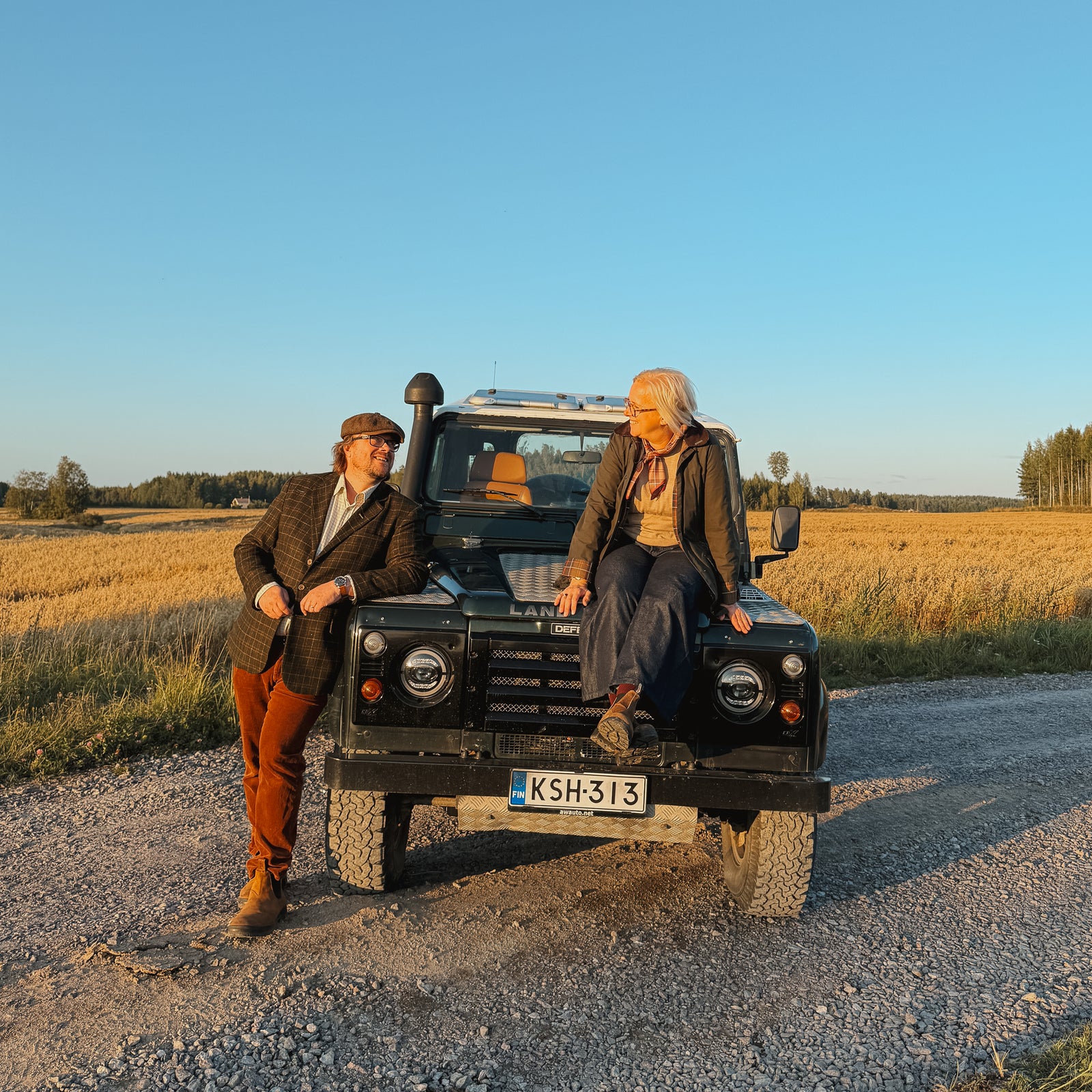 Haaralan Kaupan kauppiaat Satu Harden ja Ari Vappula Land Rover Defenderin vieressä kuvattuna.