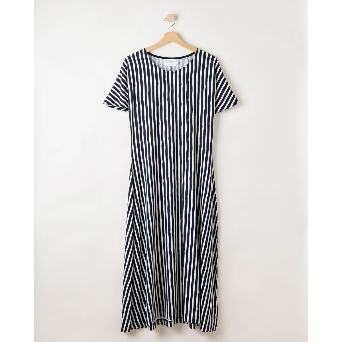 Kuvassa on Holebrook Ellen Capsleeve pitkä, raidallinen kesämekko.