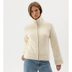 Holebrook Essie Full Zip tuulenpitävä neule mallin päällä edestä päin kuvattuna.