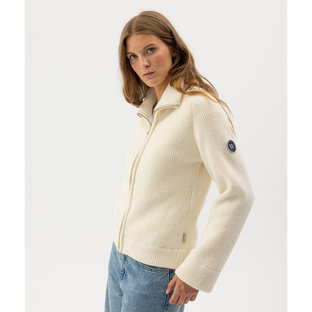 Holebrook Essie Full Zip tuulenpitävä luonnonvalkoinen naisten neule, mallin päällä sivusta päin kuvattuna.