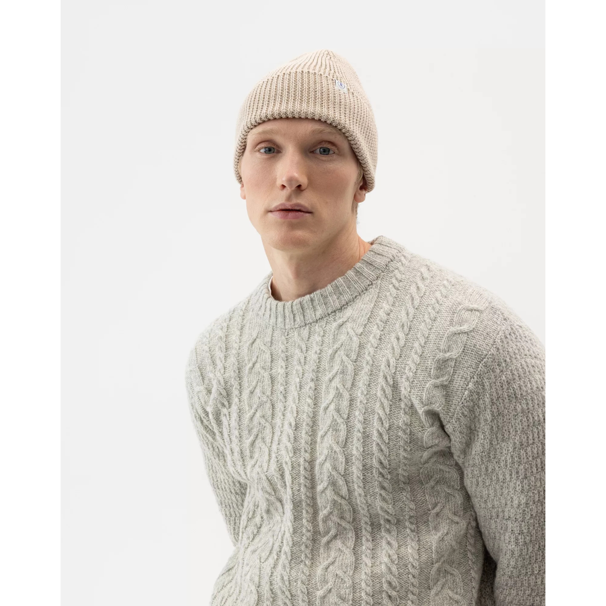 Holebrook Hat neulepipo puuvillaa, miesmallin päällä.