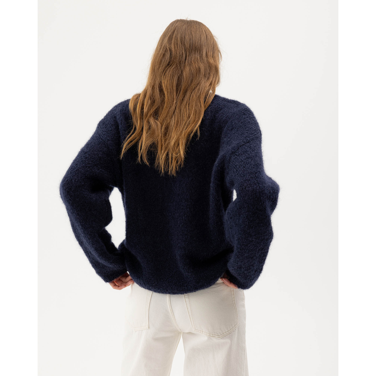 Holebrook Lilian tummansininen mohairneule mallin päällä takaapäin kuvattuna.