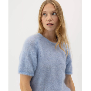Vaaleansininen Holebrook Lilian Top neule, jossa on lyhyet hihat. 