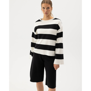 Holebrook Lissie bermudashortsit mallin päällä edestä päin kuvattuna.