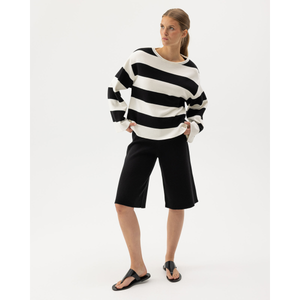 Mallin päällä on mustat, puuvillasta valmistetus Holebrook Lissie bermudashortsit.