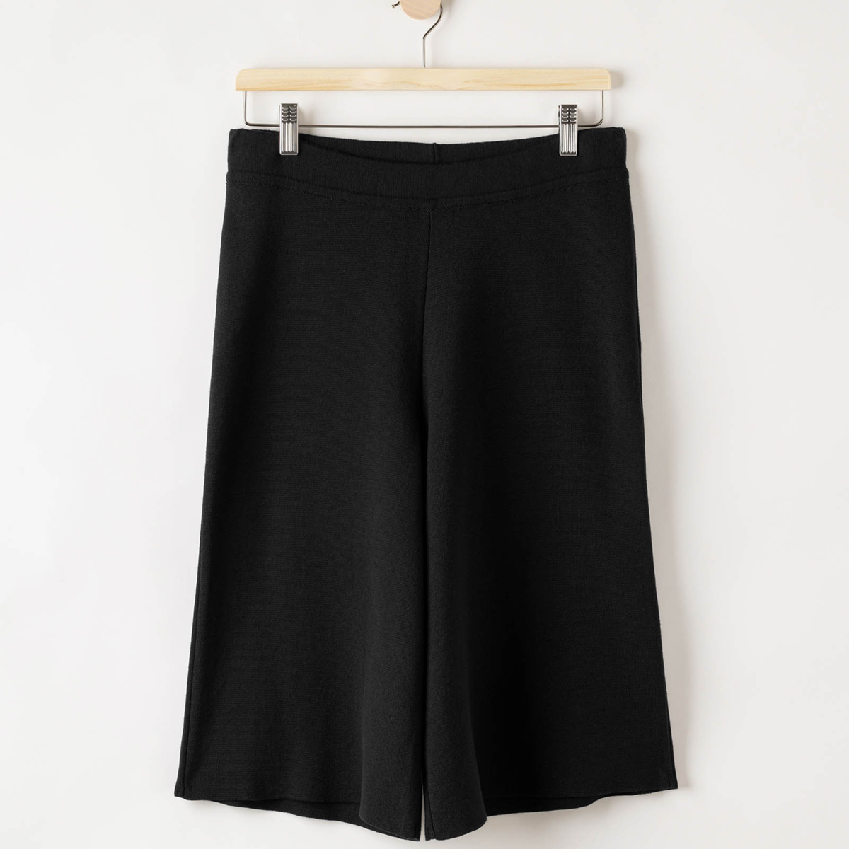 Kuvassa naisten mustat puuvillaiset Holebrook Lissie bermudashortsit.