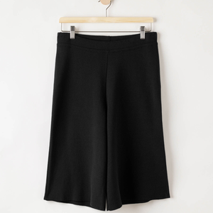 Kuvassa naisten mustat puuvillaiset Holebrook Lissie bermudashortsit.