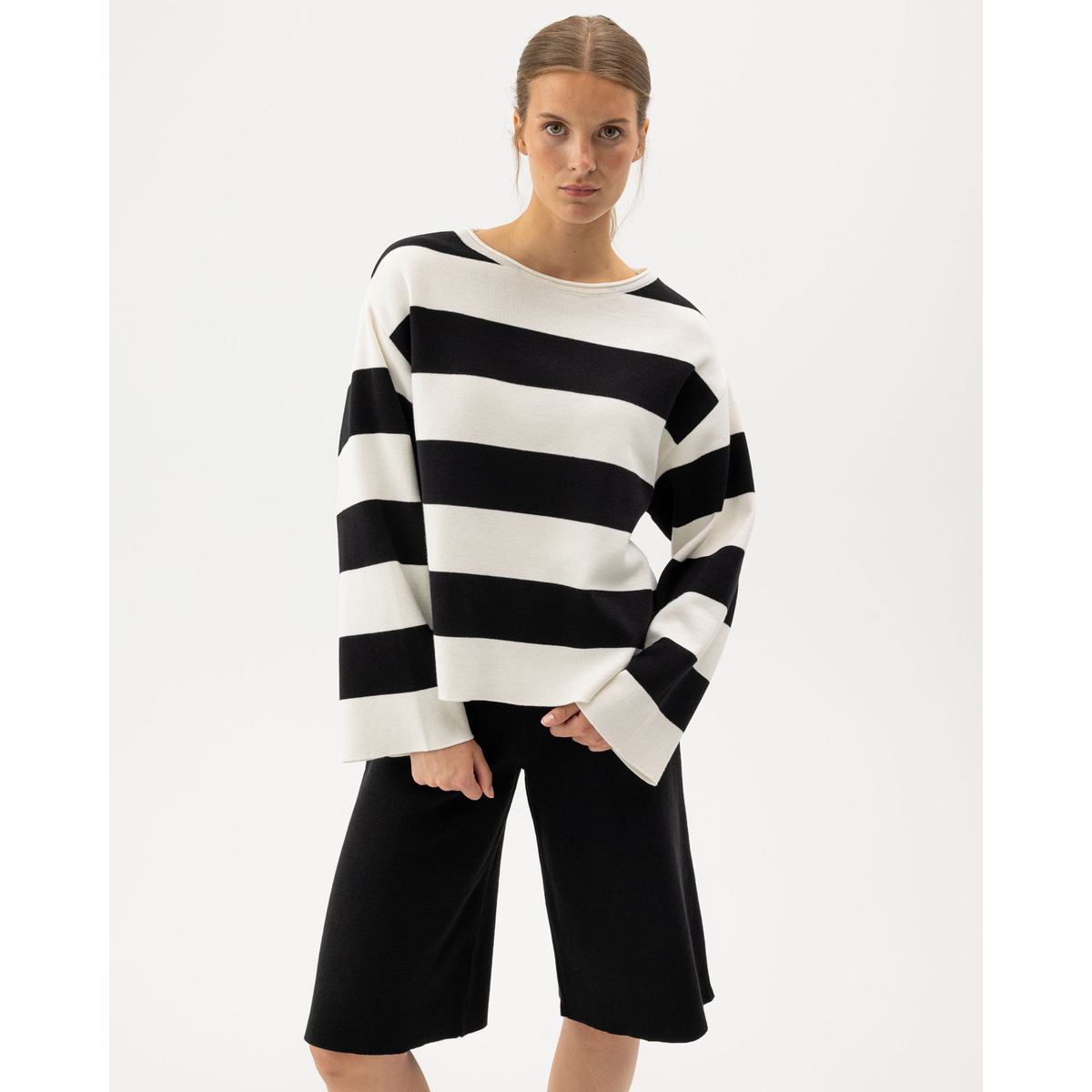 Holebrook Lissie mustavalkoraidallinen puuvillaneule mallin päällä edestä päin kuvattuna.