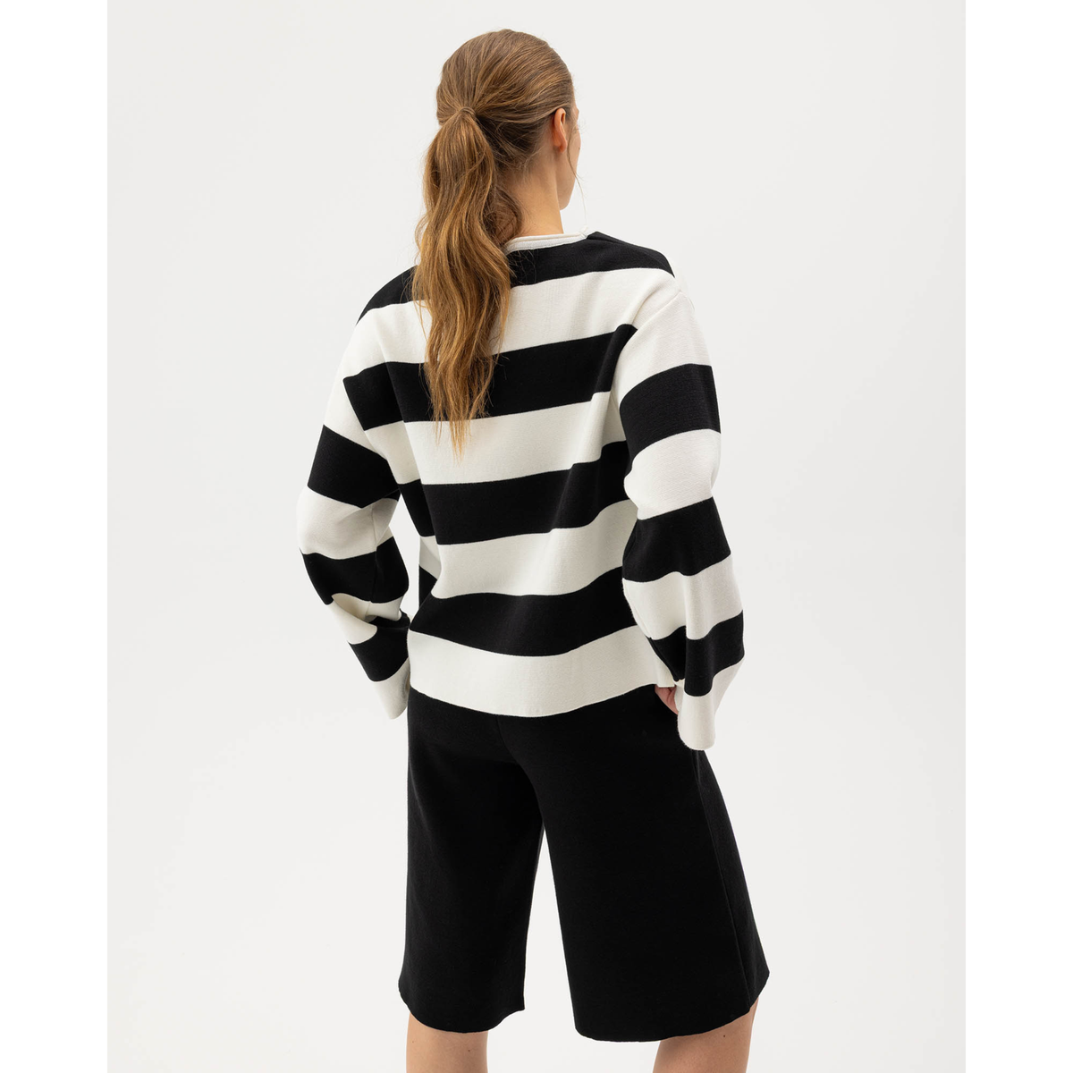 Holebrook Lissie raidallinen puuvillaneule mallin päällä takaa päin kuvattuna.