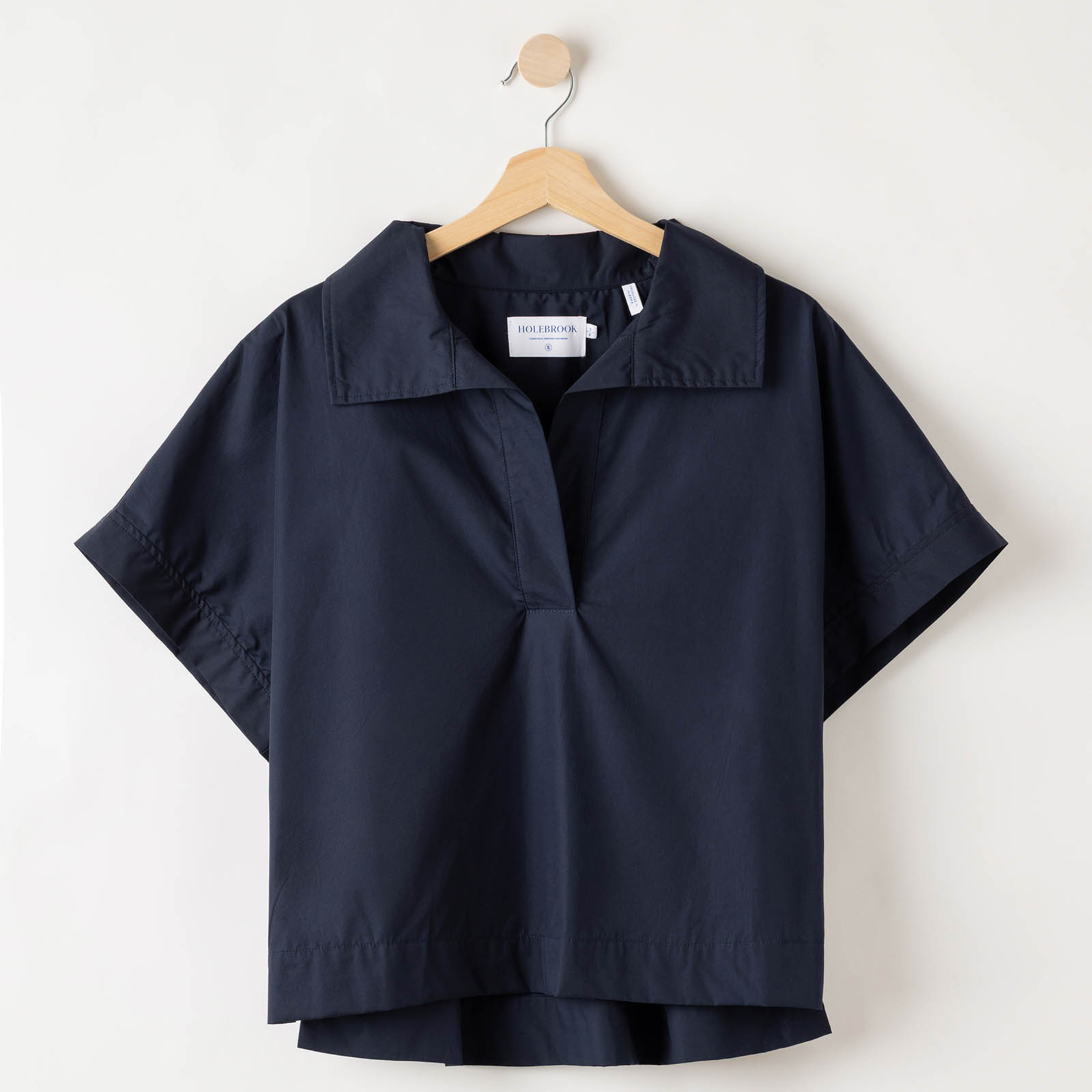 Kuvassa on tummansininen Holebrook Marie Pop Over Top -puuvillapopliinipaita.