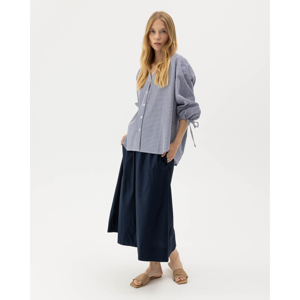 Mallin päällä on sinivalkoraidallinen puuvillapopliinista valmistettu Holebrook Marie Shirt.