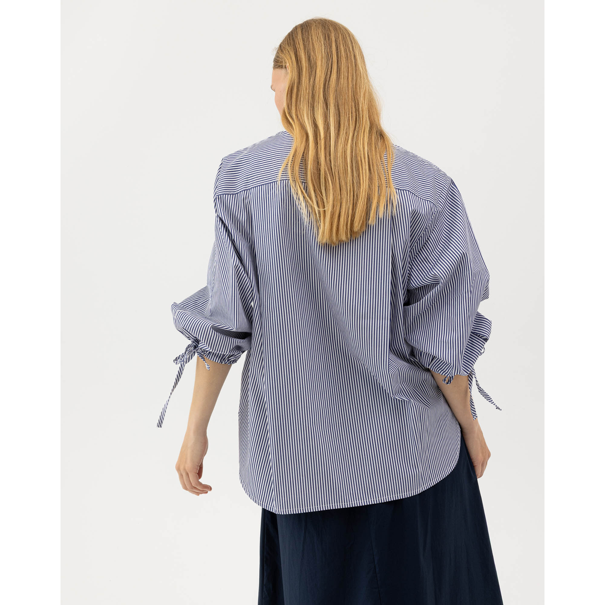 Mallin päällä sinivalkoraidallinen Holebrook Marie Shirt takaapäin kuvattuna.