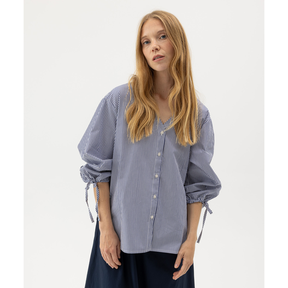 Kuvassa naisen päällä on raidallinen Holebrook Marie Shirt jossa hihansuissa kauniit kiristysnauhat.