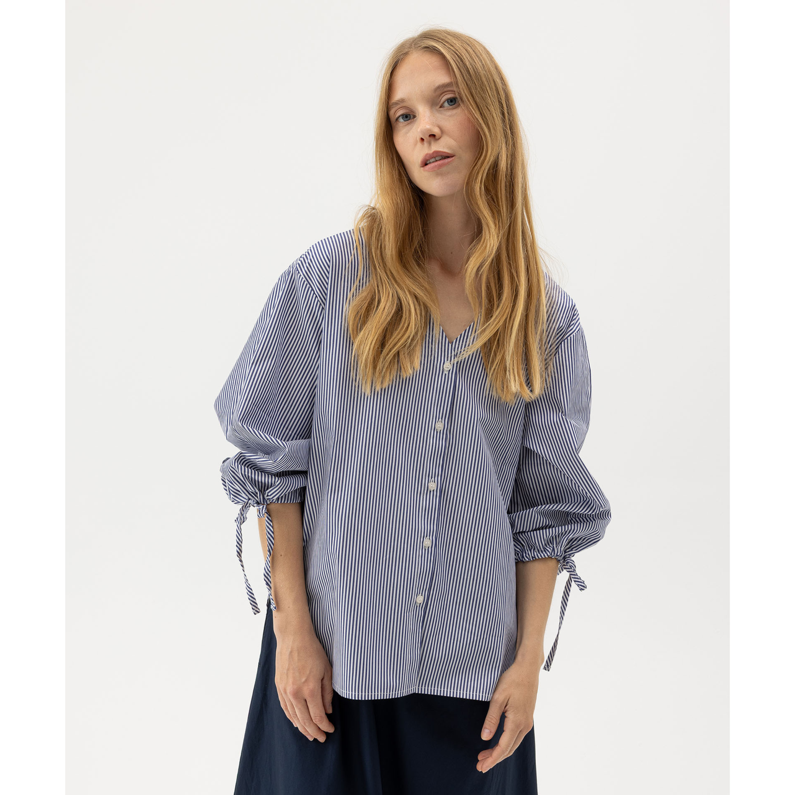 Kuvassa naisen päällä on raidallinen Holebrook Marie Shirt jossa hihansuissa kauniit kiristysnauhat.