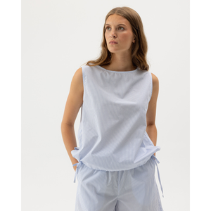 Kuvassa naisella on päällä sinivalkoraidallinen Holebrook Marie Top.