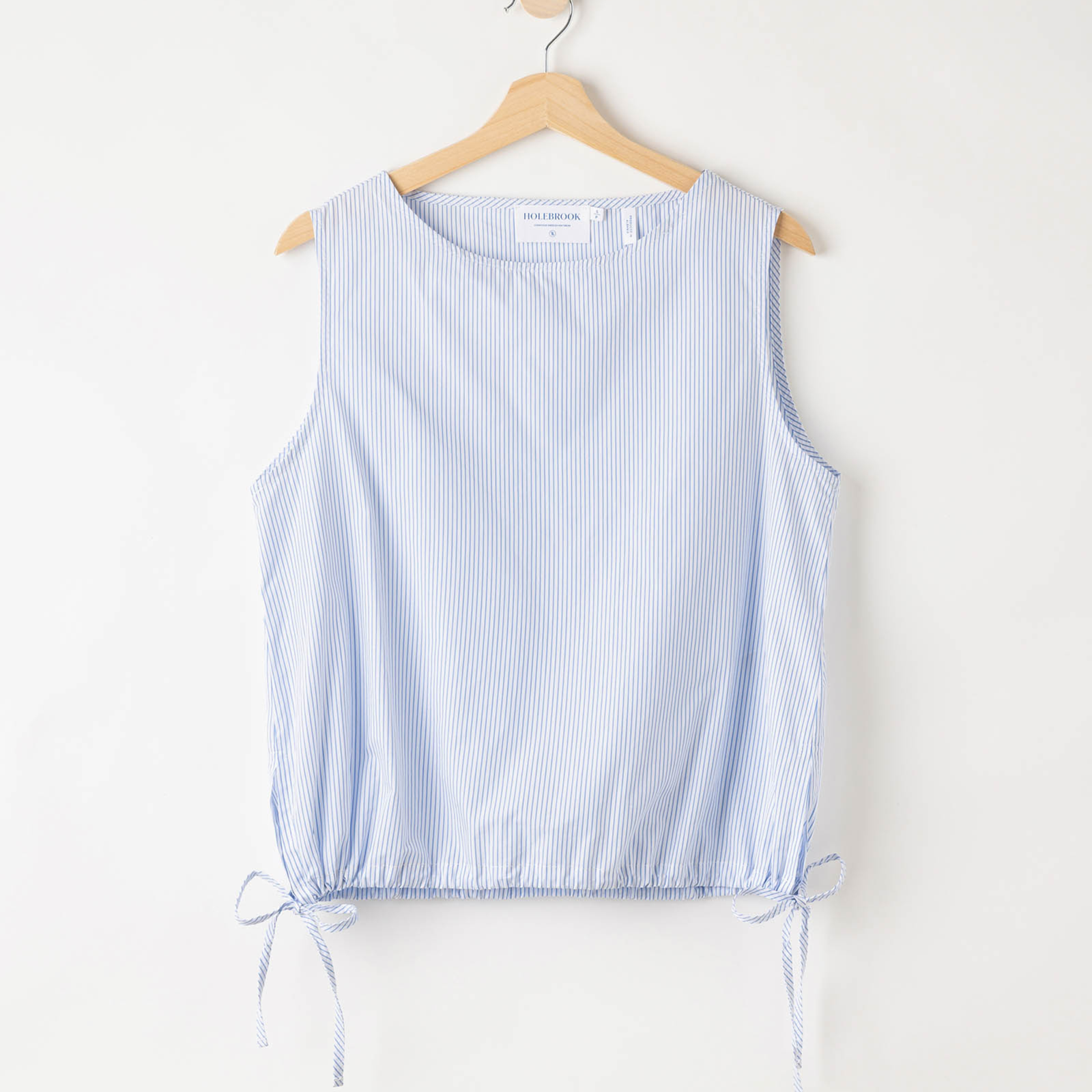 Kuvassa on sinivalkoraidallinen puuvillapopliinista valmistettu Holebrook Marie toppi jossa on helmassa kauniit kiristysnauhat.