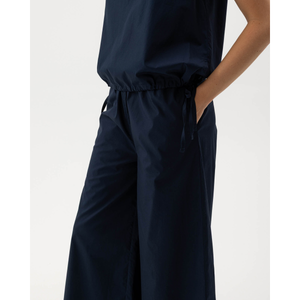 Kuvassa naisen päällä leveät, kevyet Holebrook Marie Wide kesähousut.