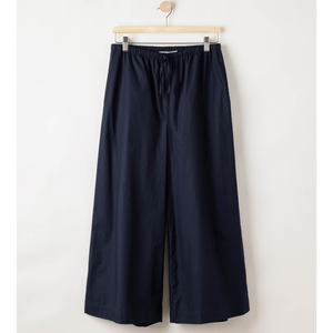 Kuvassa tummansiniset Holebrook Marie Wide Pant naisten puuvillapopliinista valmistetut kesähousut.