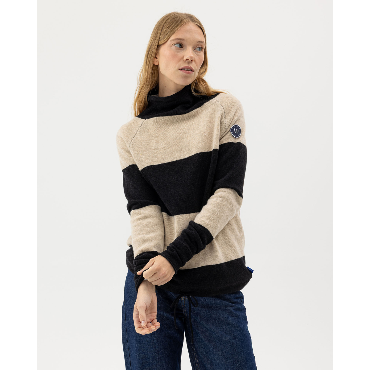 Mallin päällä on Holebrook Martina raidallinen tuulenpitävä naisten ulkoiluneule.