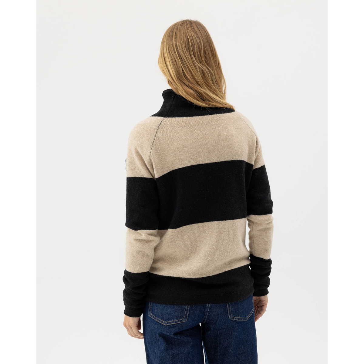 Holebrook Martina Windproof naisten neule pitää tuulen loitoilla ulkoillessa. Kuvattu takaapäin mallin päällä.