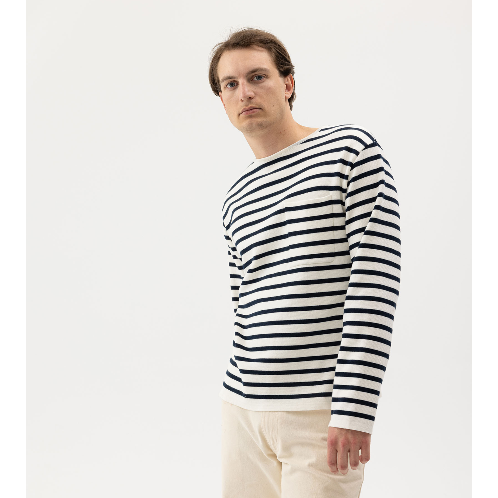 Kuvassa miehellä on päällään Holebrook Rod raitaneule jossa väreinä navy/luonnonvalkoinen.