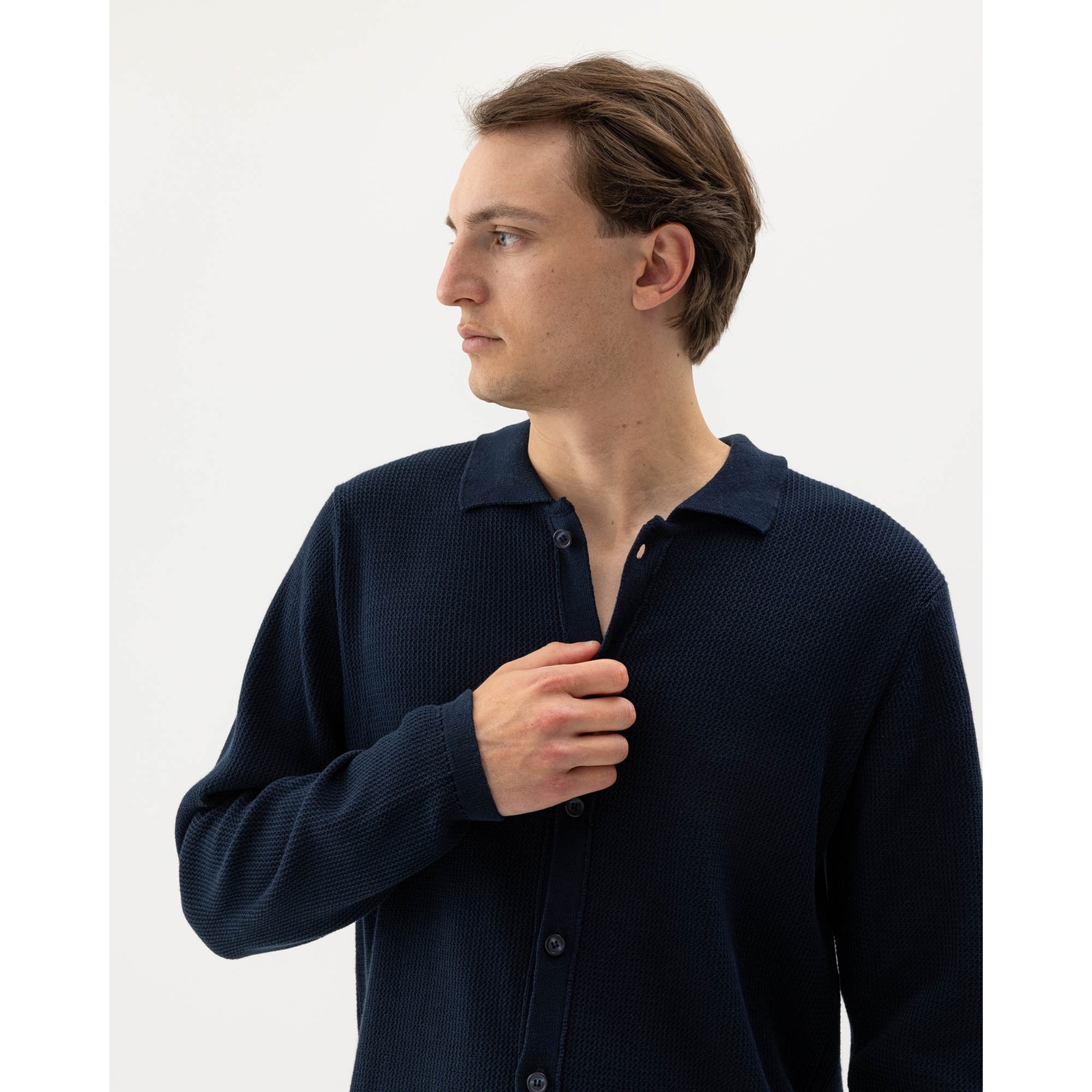 Lähikuva miesmallin päällä olevasta Holebrook Tom -puuvillapaidasta.