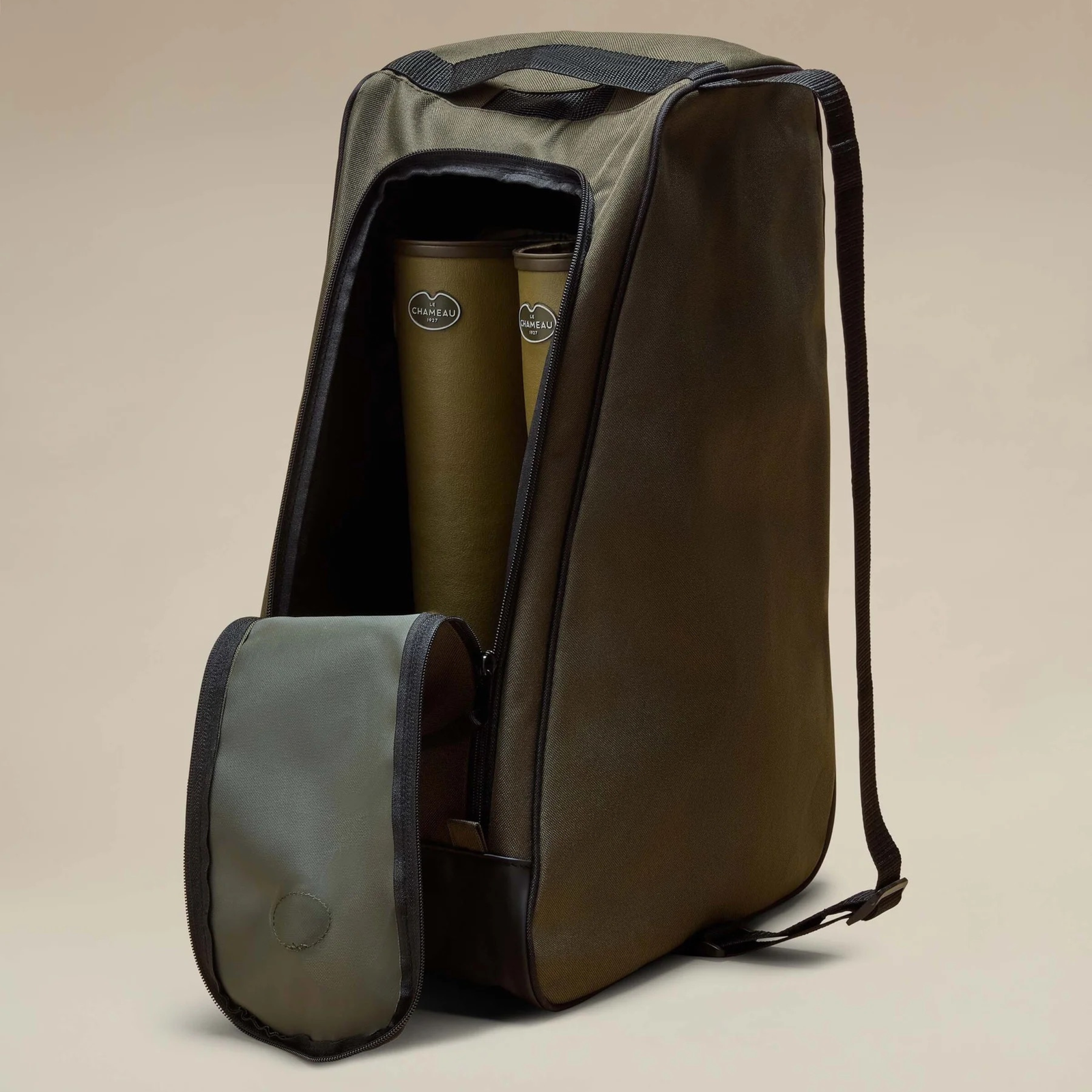 Kuvassa on Le Chameaun saapaslaukku jossa on suuri etuaukko ja kaksoisvetoketju.