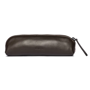Pencil Case Classic Brown nahkakotelo,kuvattuna takapuolelta.