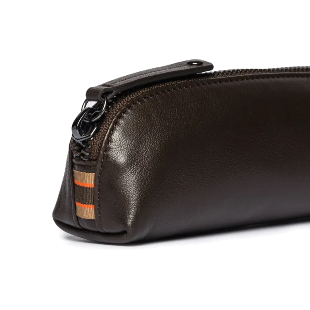 Pencil Case Classic Brown nahkakotelo, kuvattuna vetoketjua.
