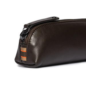 Pencil Case Classic Brown nahkakotelo, kuvattuna vetoketjua.
