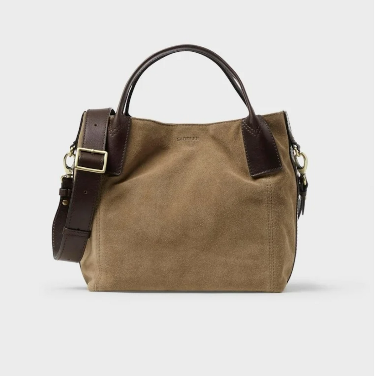 Saddler Inés Mini Tote ruskea mokkanahkalaukku olkahihna etupuolella, tummanruskeat kahvat ja kullanväriset metalliosat.